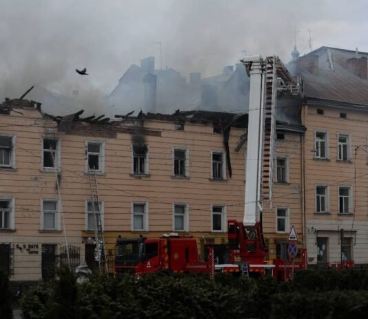 Львов после удара: поврежденные дома, транспорт и десятки раненых, — Садовый