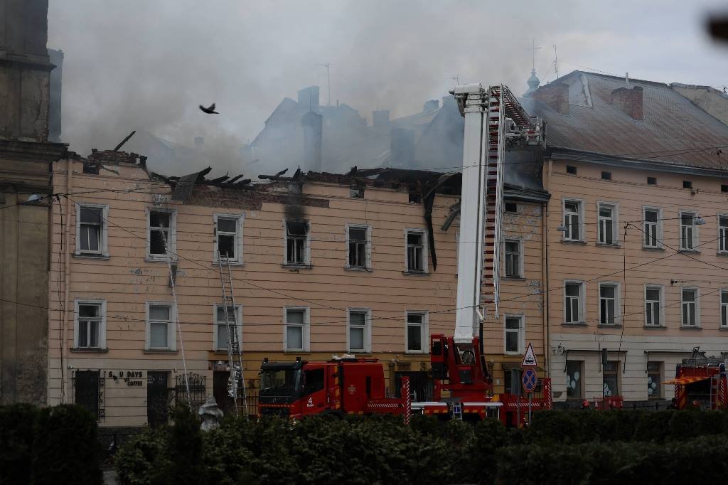 Львов после удара: поврежденные дома, транспорт и десятки раненых, — Садовый