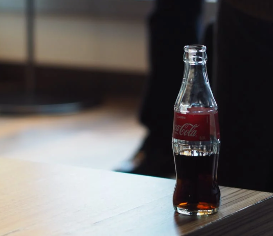 Повторить сможет каждый: пивовары превратили Coca-Cola в очень крепкое вино (видео)