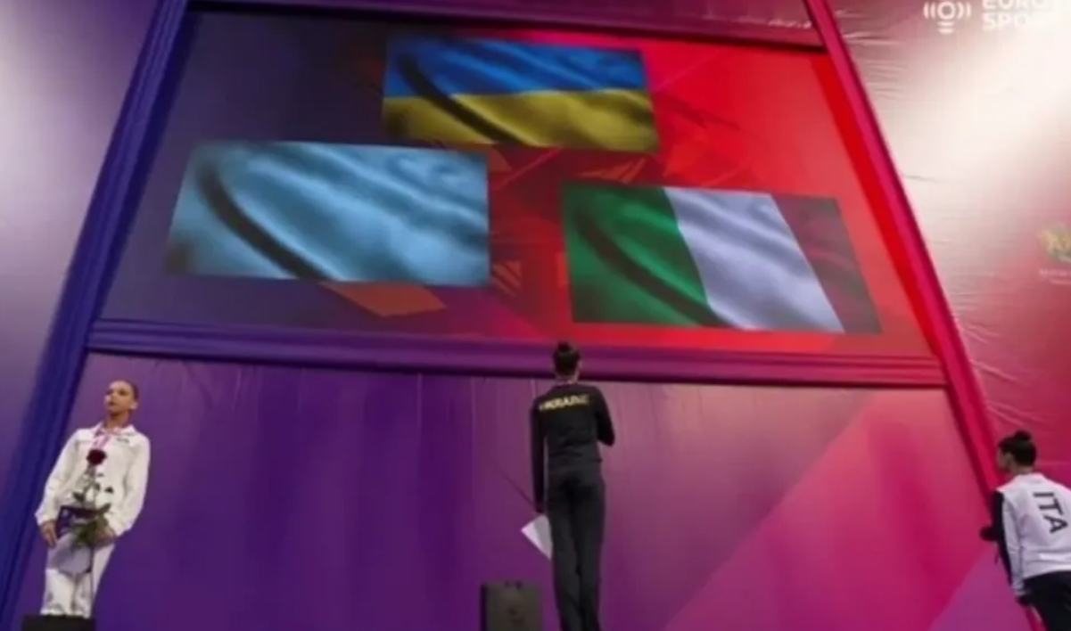 Гимнастка из РФ стояла спиной к флагам во время исполнения гимна Украины (видео)