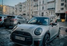 Маленькая ракета: в Киеве заметили новейший заряженный Mini за 2 миллиона (фото)