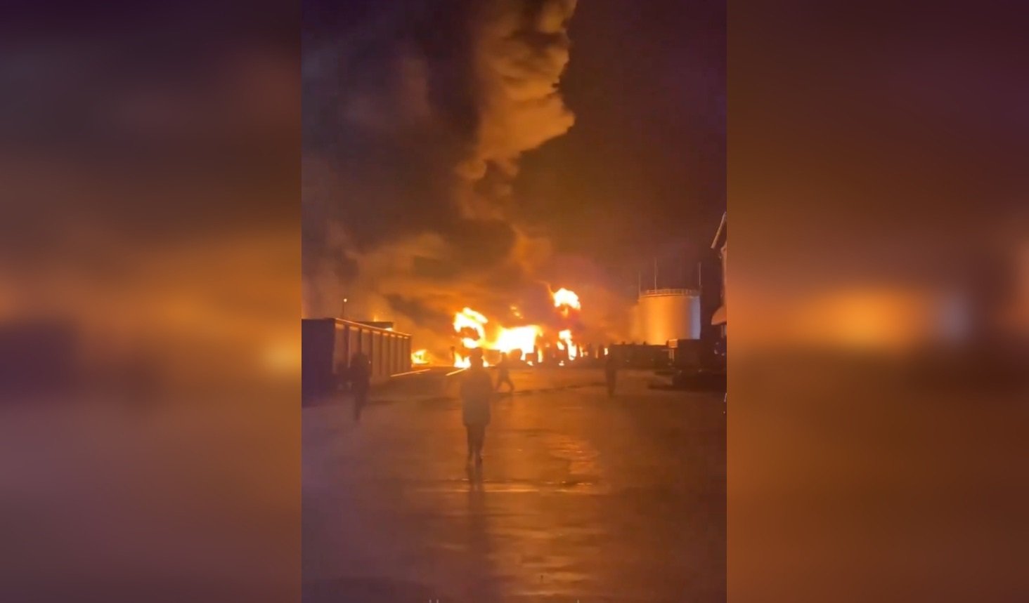 Атака на топливный тыл РФ: в Краснодарском крае горит крупная нефтебаза (видео)