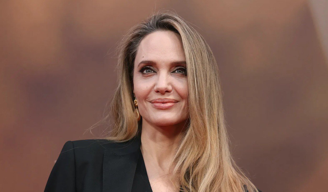 Джоли ни с кем не встречается после развода с Питтом: в чем причина