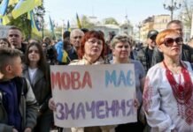 Сколько украинской молодежи общается на родном языке в быту и на работе: опрос