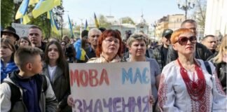 Сколько украинской молодежи общается на родном языке в быту и на работе: опрос