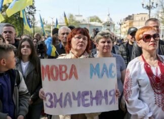 Сколько украинской молодежи общается на родном языке в быту и на работе: опрос