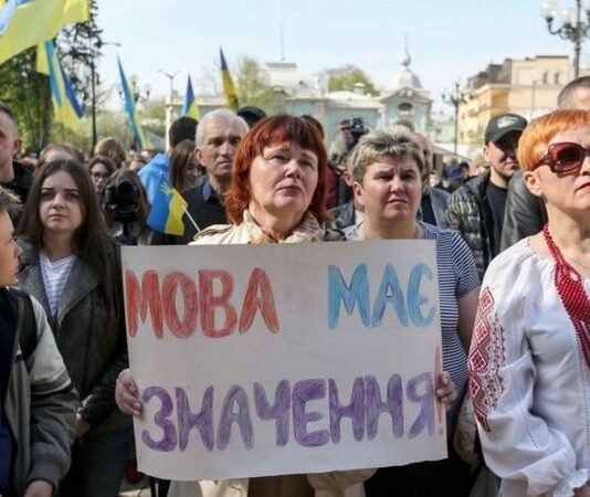 Сколько украинской молодежи общается на родном языке в быту и на работе: опрос