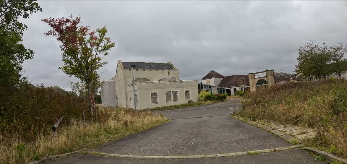 Руины потребительской эпохи: что осталось от ТЦ, который приходит в упадок уже 20 лет (видео)