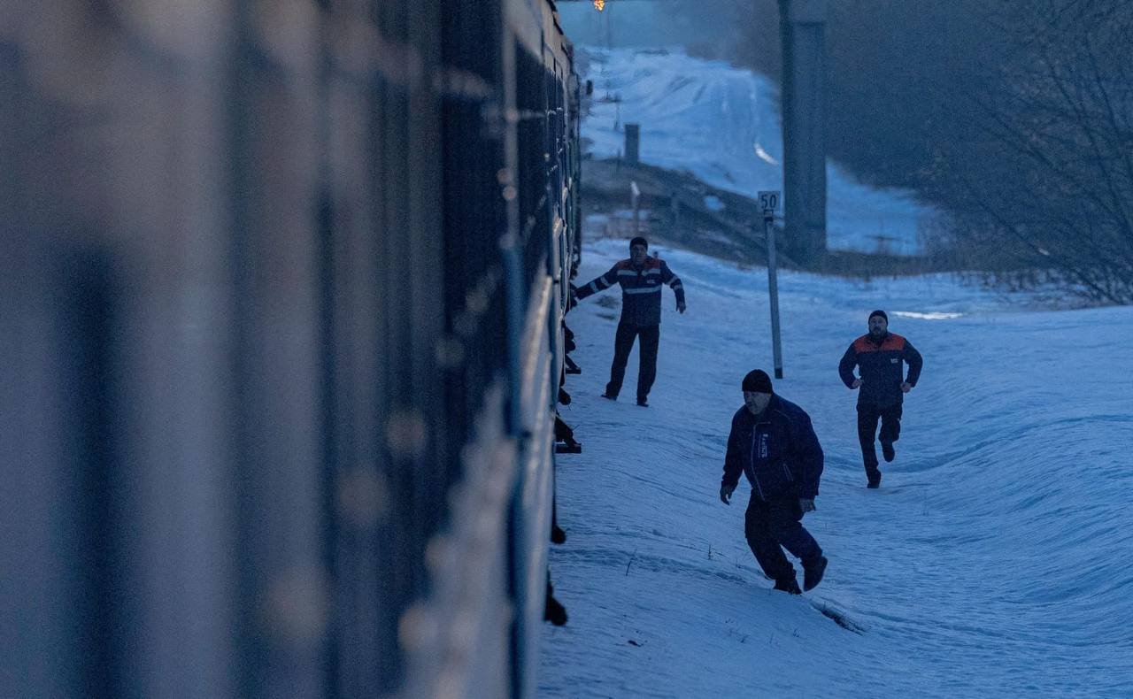 Находилось 200 пассажиров: в поезд «Киев-Сумы» попал российский дрон (фото)