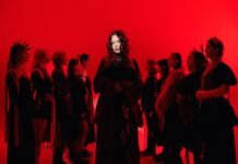 «Говорят, что так и надо»: известная певица рассказала о реакции родных в РФ на удары по Украине