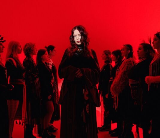 «Говорят, что так и надо»: известная певица рассказала о реакции родных в РФ на удары по Украине