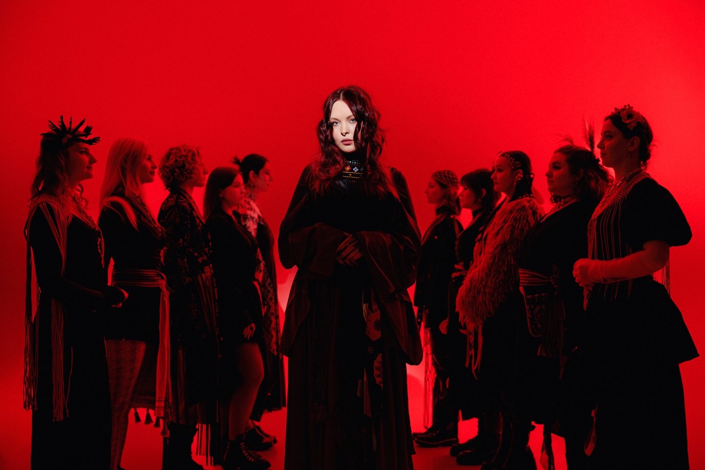 «Говорят, что так и надо»: известная певица рассказала о реакции родных в РФ на удары по Украине