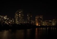 Блэкаут после «ярких вспышек»: в части Киеве отсутствует свет и водоснабжение, детали