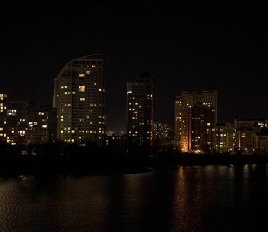 Блэкаут после «ярких вспышек»: в части Киеве отсутствует свет и водоснабжение, детали