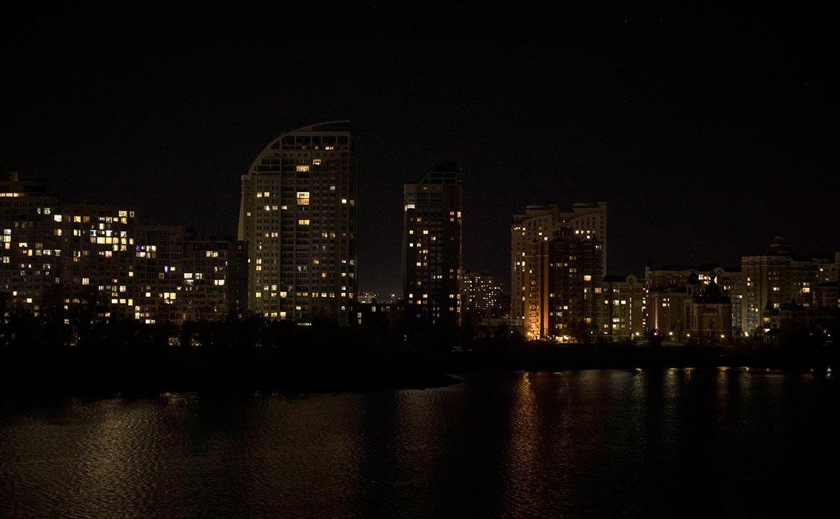 Блэкаут после «ярких вспышек»: в части Киеве отсутствует свет и водоснабжение, детали