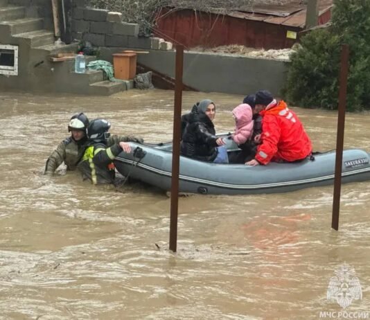 РФ накрыли масштабные наводнения: в Дагестане и Чечне объявили ЧС, вода разрушает мосты (видео)
