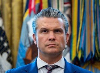 Ормузский пролив открыт, мешает только Иран: Гегсет сделал противоречивое заявление