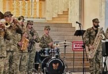 Сюрприз для пассажиров: на вокзале Одессы выступил военный оркестр, – ФОТО