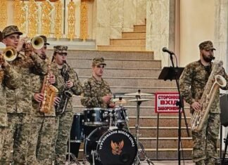 Сюрприз для пассажиров: на вокзале Одессы выступил военный оркестр, – ФОТО