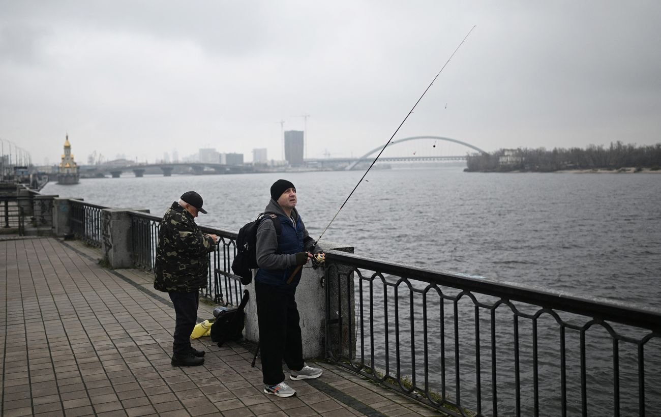 Синоптики дали прогноз погоды на завтра: кому понадобятся зонтики и теплая одежда