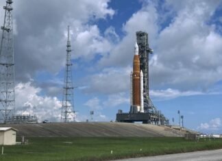 Впервые за 50 лет люди снова полетят к Луне: NASA назвало дату запуска Artemis