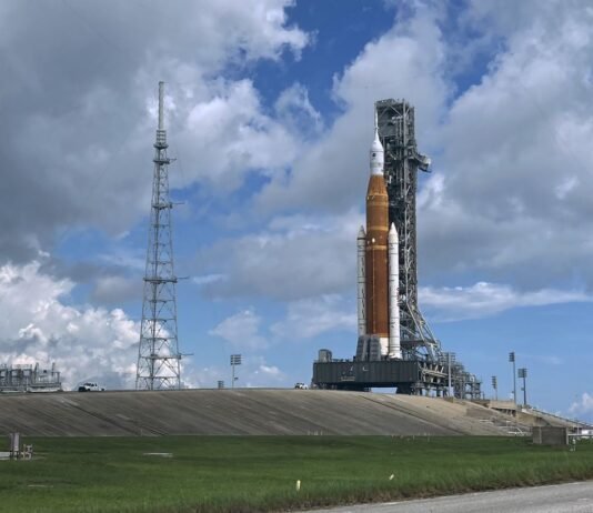 Впервые за 50 лет люди снова полетят к Луне: NASA назвало дату запуска Artemis