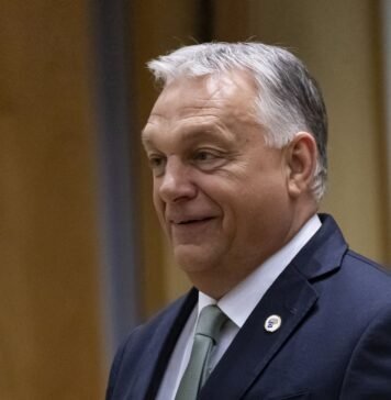 Лидеры ЕС попали в ловушку Орбана и повысили его шансы на выборах, — Politico