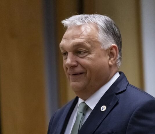 Лидеры ЕС попали в ловушку Орбана и повысили его шансы на выборах, — Politico