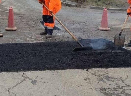В разных районах Одессы начали ямочный ремонт после зимы, — ФОТО