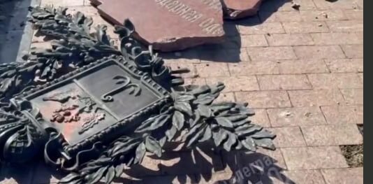 В Одессе неизвестные повредили Александровскую колонну, — ВИДЕО