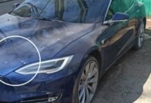 Одессит разбил капот чужого автомобиля камнями: детали