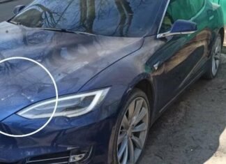 Одессит разбил капот чужого автомобиля камнями: детали