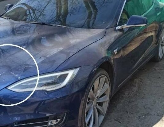 Одессит разбил капот чужого автомобиля камнями: детали