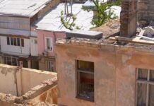 Дом в Одессе, часто страдавший от российских атак, восстанавливают по завышенным ценам