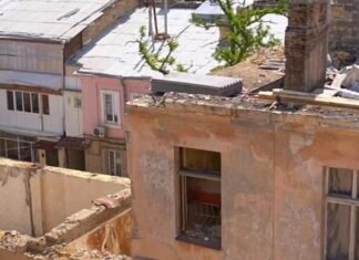 Дом в Одессе, часто страдавший от российских атак, восстанавливают по завышенным ценам