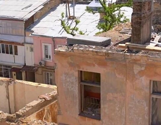 Дом в Одессе, часто страдавший от российских атак, восстанавливают по завышенным ценам