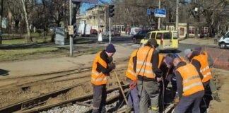 В Одессе коммунальщики готовят трамвайные пути в ожидании электроснабжения, — ФОТО