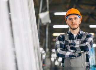 Рынок труда в Польше: где украинцам теперь легче найти работу, а где есть угроза увольнения