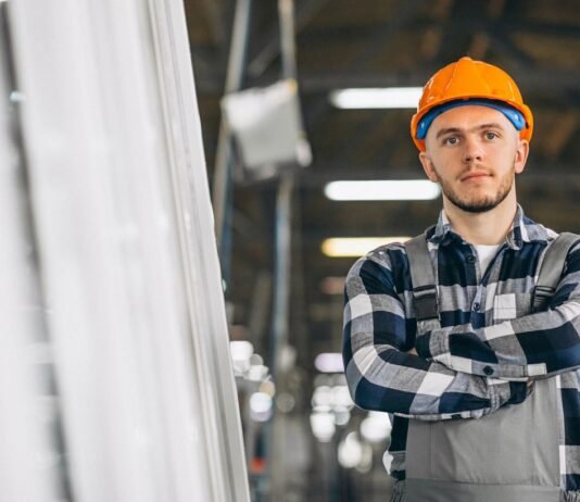 Рынок труда в Польше: где украинцам теперь легче найти работу, а где есть угроза увольнения