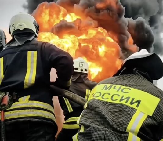 В российском Саратове вторые сутки горит НПЗ после удара дронов