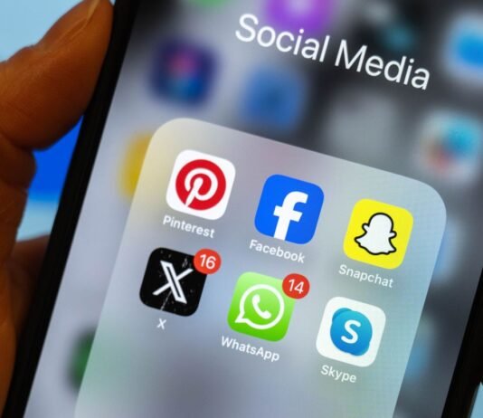 Еще один удар по соцсетям: Индонезия ввела ограничения для детей до 16 лет