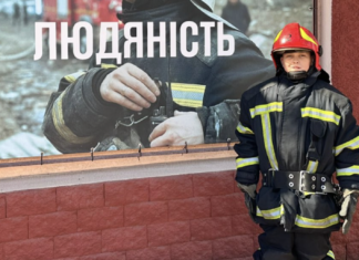 В Одессе на открытом балконе многоэтажки застрял ребенок