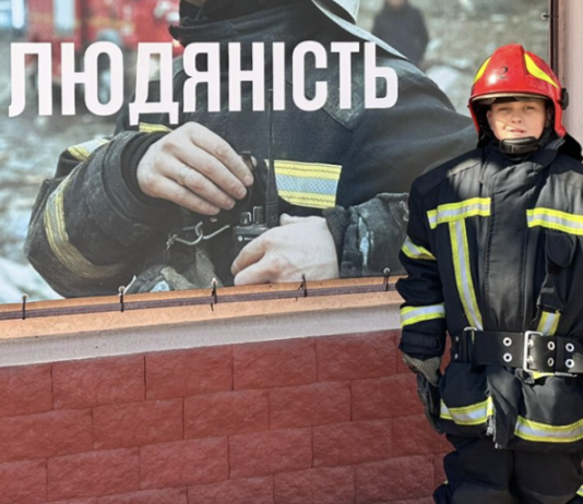 В Одессе на открытом балконе многоэтажки застрял ребенок