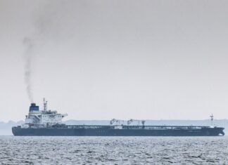 В ЕС обсуждают ужесточение санкций против теневого флота РФ: под удар попадут порты