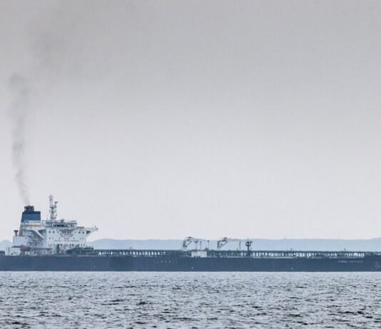 В ЕС обсуждают ужесточение санкций против теневого флота РФ: под удар попадут порты