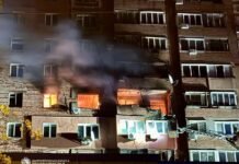 Россияне ударили по нескольким районам Днепра: горят квартиры и магазин (видео)