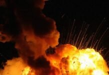 Россияне ударили по Днепру: пылает административное здание (видео)