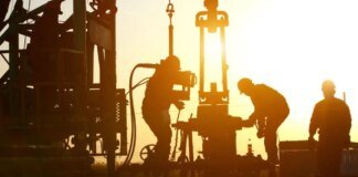 Нефть выросла до более чем 111 долларов за баррель на фоне почти полной блокады Ормузского пролива