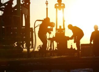Нефть выросла до более чем 111 долларов за баррель на фоне почти полной блокады Ормузского пролива