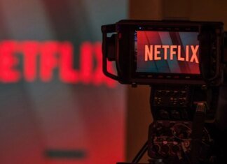 Акции Netflix обвалились после отставки руководителя спустя 29 лет